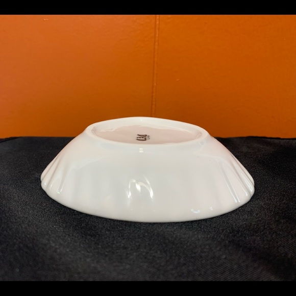 Bright White China Shell-Shaped Dish - Picture 13 of 14